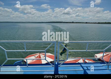 Panoramablick auf den Fluss in touristischen Boot Segeln in touristischen Stadt Brasilien, Südamerika, im hinteren Teil mit brasilianischer Flagge, Brasilien, Südamerika Stockfoto