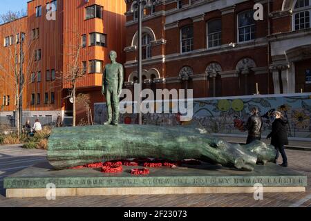 Die Bronzeskulptur eines Jungen ist Teil des Kunstwerks von Kenny Hunter am Walworth Square at Elephant and Castle am 9th. März 2021 in London, England. Die vollständige Inschrift lautet: „Gegen die Rüstung des Sturms halte ich meine menschliche Barriere fest“ – eine Zeile aus einem Gedicht aus dem Zweiten Weltkrieg von Hamish Henderson. Das eindrucksvolle Bronzekunstwerk wurde im Jahr des 100. Jahrestages des Waffenstillstands und des Endes des Ersten Weltkriegs installiert. Die Skulptur wurde beauftragt, an alle Leben zu erinnern, die von Krieg und Konflikten auf der ganzen Welt betroffen sind, einschließlich des Lebens von Mitgliedern des A Stockfoto