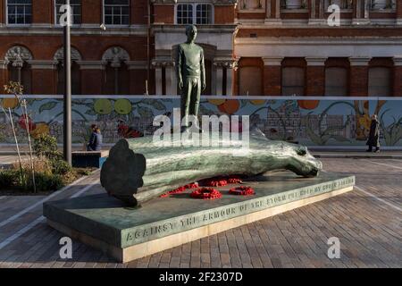 Die Bronzeskulptur eines Jungen ist Teil des Kunstwerks von Kenny Hunter am Walworth Square at Elephant and Castle am 9th. März 2021 in London, England. Die vollständige Inschrift lautet: „Gegen die Rüstung des Sturms halte ich meine menschliche Barriere fest“ – eine Zeile aus einem Gedicht aus dem Zweiten Weltkrieg von Hamish Henderson. Das eindrucksvolle Bronzekunstwerk wurde im Jahr des 100. Jahrestages des Waffenstillstands und des Endes des Ersten Weltkriegs installiert. Die Skulptur wurde beauftragt, an alle Leben zu erinnern, die von Krieg und Konflikten auf der ganzen Welt betroffen sind, einschließlich des Lebens von Mitgliedern des A Stockfoto