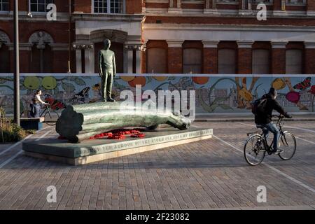 Die Bronzeskulptur eines Jungen ist Teil des Kunstwerks von Kenny Hunter am Walworth Square at Elephant and Castle am 9th. März 2021 in London, England. Die vollständige Inschrift lautet: „Gegen die Rüstung des Sturms halte ich meine menschliche Barriere fest“ – eine Zeile aus einem Gedicht aus dem Zweiten Weltkrieg von Hamish Henderson. Das eindrucksvolle Bronzekunstwerk wurde im Jahr des 100. Jahrestages des Waffenstillstands und des Endes des Ersten Weltkriegs installiert. Die Skulptur wurde beauftragt, an alle Leben zu erinnern, die von Krieg und Konflikten auf der ganzen Welt betroffen sind, einschließlich des Lebens von Mitgliedern des A Stockfoto