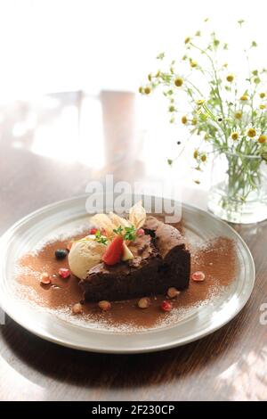 Schokoladenkuchen mit Eis Dessert auf Holztisch Stockfoto