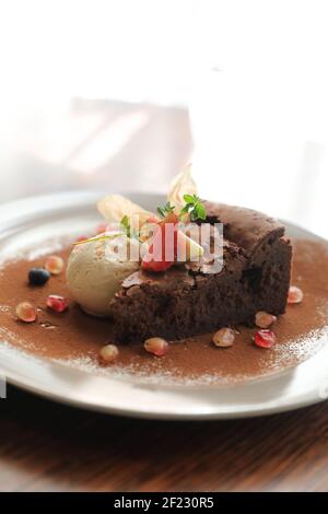 Schokoladenkuchen mit Eis Dessert auf Holztisch Stockfoto