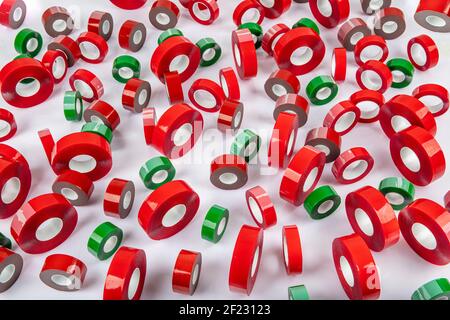 Doppelseitiges Klebeband auf weißem Hintergrund Isolierung. Doppelseitiges Klebeband. Eine Rolle von Industriebauklebstoffband f Stockfoto