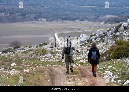 Stock Foto von nicht erkannten Freunden, die in der Landschaft und in Rucksäcken. Stockfoto