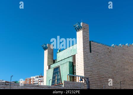 Santander, Spanien - 13. September 2020: Palacio de Festivales oder Festival Palace, ein berühmtes Theater in der Bucht von Santander von Oiza Architekt entworfen Stockfoto