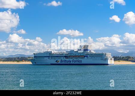 Santander, Spanien - 13. September 2020: Brittany Ferries Schiff verlässt den Hafen Stockfoto