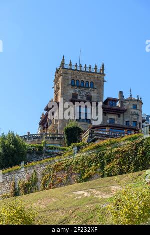 Santander, Spanien - 13. September 2020: Emilio Botin Stiftung in der Bucht von Santander. Stockfoto