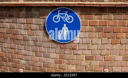 Blaue kreisförmige Straßenschild Anzeige Fußgänger und Radfahrer zu teilen Ein Streifen Bürgersteig Stockfoto