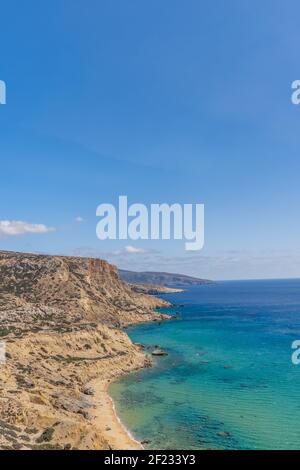 Vertikale Ansicht von schönen Klippen mit blauem Meer. Sommerhintergrund. Stockfoto