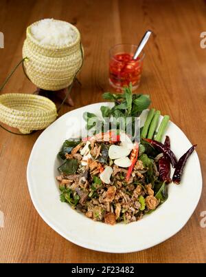 101 Thai Kitchen Pic Shows: Laab Ped - Isaan Duck Salat Stockfoto