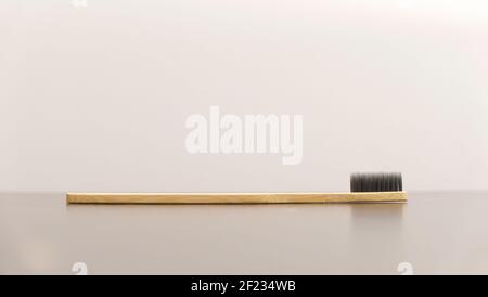 Umweltfreundliche Zahnbürste aus Bambus vor neutralem Hintergrund Stockfoto
