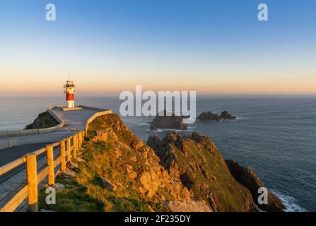 Der Leuchtturm Cabo Ortegal an der Küste Galiciens sonnenaufgang Stockfoto