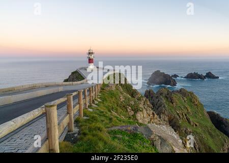 Leuchtturm Cabo Ortegal an der Küste Galiciens bei Sonnenaufgang Stockfoto