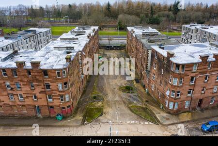 Blick auf verödlte Wohnhäuser im Clune Park in Port Glasgow, Inverclyde. Mietshäuser sollen abgerissen und saniert werden. Schottland, Großbritannien Stockfoto