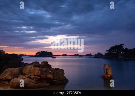 Sonnenuntergang am Strand von Ploumanach bei Flut in Perros-Guirec, Côtes d'Armor, Bretagne, Frankreich Stockfoto