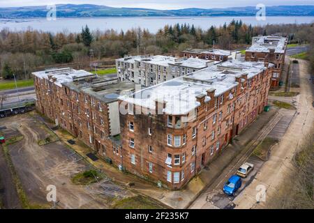 Blick auf verödlte Wohnhäuser im Clune Park in Port Glasgow, Inverclyde. Mietshäuser sollen abgerissen und saniert werden. Schottland, Großbritannien Stockfoto