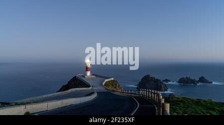 Leuchtturm Cabo Ortegal bei Nacht Stockfoto