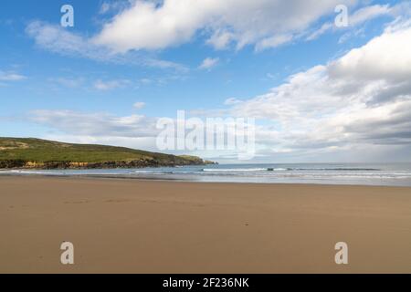 Ein schöner breiter leerer goldener Sandstrand in Spanien Stockfoto