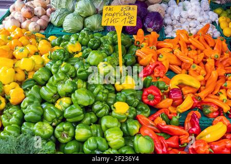 Verschiedene Arten von Pfeffer und andere Gemüse zum Verkauf bei Ein Markt Stockfoto