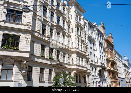 Renovierte alte Wohnhäuser in Wien, Österreich Stockfoto