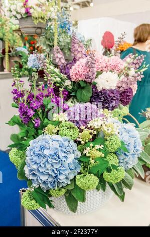 Schöner Strauß von fertigen Blumen. Bunte verschiedene Arten von Blumen werden in riesigen Blumensträußen gesammelt. Hortensien, Rosen, Gerberas, Chrysanthemen Stockfoto