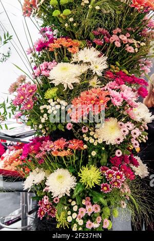 Schöner Strauß von fertigen Blumen. Bunte verschiedene Arten von Blumen werden in riesigen Blumensträußen gesammelt. Hortensien, Rosen, Gerberas, Chrysanthemen Stockfoto