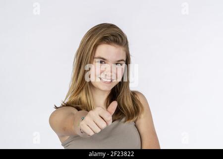 Schöne Blonde Teenage Modell mit Spaß posieren in EINEM Studio Umwelt Stockfoto