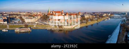 Krakau, Polen. Breites Luftpanorama mit königlichem Wawel Schloss und Kathedrale. Weichsel, Touristenboote, Parks, Promenaden, Spaziergänger, Schwäne und Stockfoto