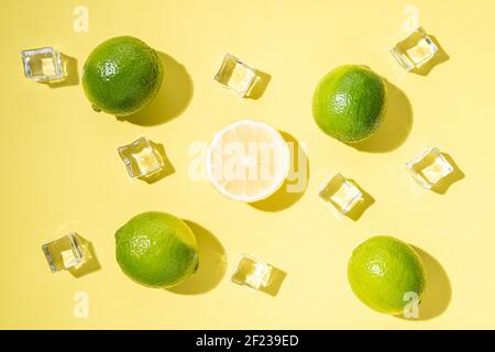 Limetten mit Eiswürfeln auf hellem Hintergrund. Sommerkonzept. Stockfoto