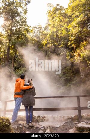 Paar genießen Caldeira Velha, Naturdenkmal auf den Azoren Inseln, Geothermie-Bereich. Stockfoto