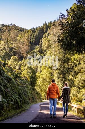 Paar zu Fuß in Caldeira Velha, Naturdenkmal auf den Azoren Inseln, Geothermie-Bereich. Stockfoto