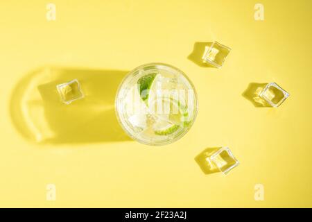 Erfrischende Limonade im Glas auf hellem Hintergrund. Sommerdrink-Konzept. Stockfoto