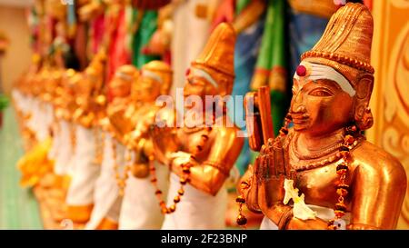 Statuen im Sri Mahamariamman Tempel: Goldene und farbenfrohe Statuen von Hindu-Göttern im Sri Mahamariamman indischen Tempel, Kuala Lumpur, Malaysia Stockfoto