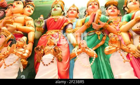 Statuen im Sri Mahamariamman Tempel: Goldene und farbenfrohe Statuen von Hindu-Göttern im Sri Mahamariamman indischen Tempel, Kuala Lumpur, Malaysia Stockfoto