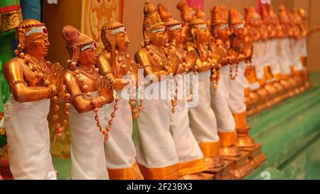 Statuen im Sri Mahamariamman Tempel: Goldene und farbenfrohe Statuen von Hindu-Göttern im Sri Mahamariamman indischen Tempel, Kuala Lumpur, Malaysia Stockfoto