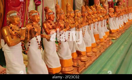 Statuen im Sri Mahamariamman Tempel: Goldene und farbenfrohe Statuen von Hindu-Göttern im Sri Mahamariamman indischen Tempel, Kuala Lumpur, Malaysia Stockfoto