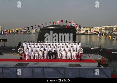 Mumbai. März 2021, 10th. Das Foto vom 10. März 2021 zeigt die zeremonie der kommission des INS Karanj, Indiens drittes Diesel-Elektro-U-Boot der Scorpene-Klasse, in Mumbai, Indien. Die INS Karanj wurde am Mittwoch in die indische Marine eingesetzt, bestätigte ein Beamter in Neu-Delhi. Dies ist das dritte U-Boot der Scorpene-Klasse, das die indische Marine erhalten hat. Quelle: Xinhua/Alamy Live News Stockfoto