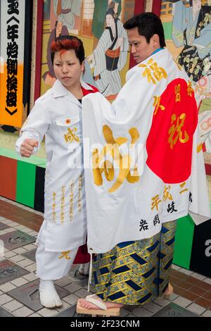 Zwei japanische Rüden verkleideten sich am Coming of Age Day (Seijin no Hi), um zu feiern, 20 Jahre alt zu werden und Erwachsene zu werden, Asakusa, Tokyo, Japan Stockfoto