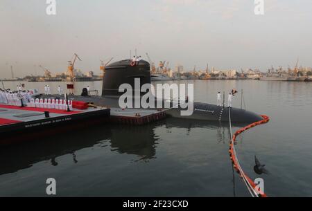 Mumbai. März 2021, 10th. Das Foto vom 10. März 2021 zeigt die zeremonie der kommission des INS Karanj, Indiens drittes Diesel-Elektro-U-Boot der Scorpene-Klasse, in Mumbai, Indien. Die INS Karanj wurde am Mittwoch in die indische Marine eingesetzt, bestätigte ein Beamter in Neu-Delhi. Dies ist das dritte U-Boot der Scorpene-Klasse, das die indische Marine erhalten hat. Quelle: Xinhua/Alamy Live News Stockfoto