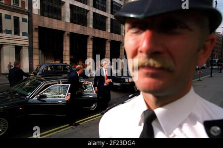 Der Premierminister tony blair kommt mit Jack Stroh, dem Innenminister, ins Büro der metropolita-Polizei, um die Polizeikrutierung zu fördern. Stockfoto