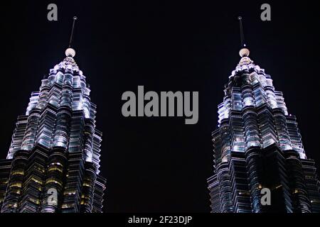 Nahaufnahme der Petronas Twin Towers bei Nacht Stockfoto