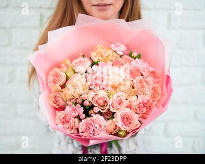 Rosa Bouquet in Frau Hand Stockfoto