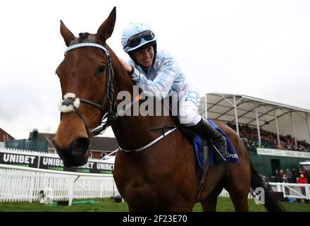 Datei Foto vom 10-03-2020 von Honeysuckle mit Rachael Blackmore nach dem Sieg in der Hürde der Close Brothers Mares am ersten Tag des Cheltenham Festivals auf der Cheltenham Racecourse, Cheltenham. Ausgabedatum: Mittwoch, 10. März 2021. Stockfoto