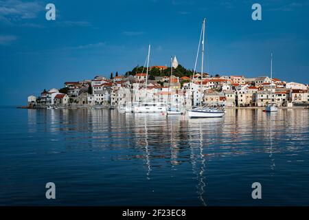 Segelboote Liegeplatz in der Stadt Primosten, Kroatien. Segeln Lifestyle Stockfoto