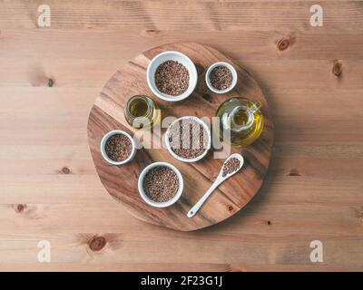 Leinsamen und Leinsamenöl auf weiß Stockfoto