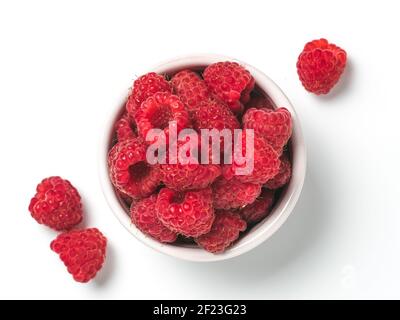 Himbeeren in Schale isoliert auf weiß Stockfoto