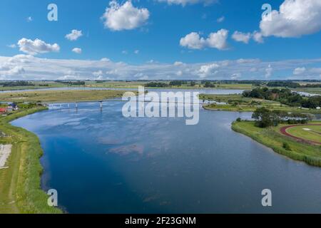 Luftaufnahme mit der Fußgängerbrücke über den Wangermeer, Hohenkirchen, Niedersachsen, Deutschland, Europa Stockfoto