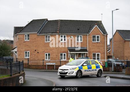 Manchester, Großbritannien. März 2021, 10th. Eine Polizeipräsenz wird gesehen, nachdem eine Frau im Norden von Manchester in Cheetham Hill, Manchester, Großbritannien, erschossen wurde. Kredit: Jon Super/Alamy Live Nachrichten. Stockfoto