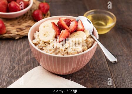 Zubereitete Haferflocken mit Früchten und Beeren Stockfoto