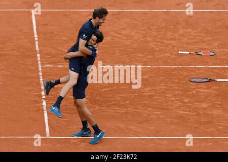 Nicolas Mahut und Pierre-Hugues Herbert kämpfen und gewinnen während der Roland Garros French Tennis Open 2018, Männer Doppel-Finale, am 9. Juni 2018, im Roland Garros Stadion in Paris, Frankreich - Foto Philippe Millereau / KMSP / DPPI Stockfoto